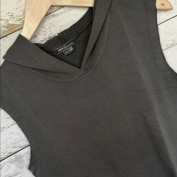 NWT Gray Sleeveless Muscle Tee w hood
Eco friendly Ladies - Picture 4 of 8